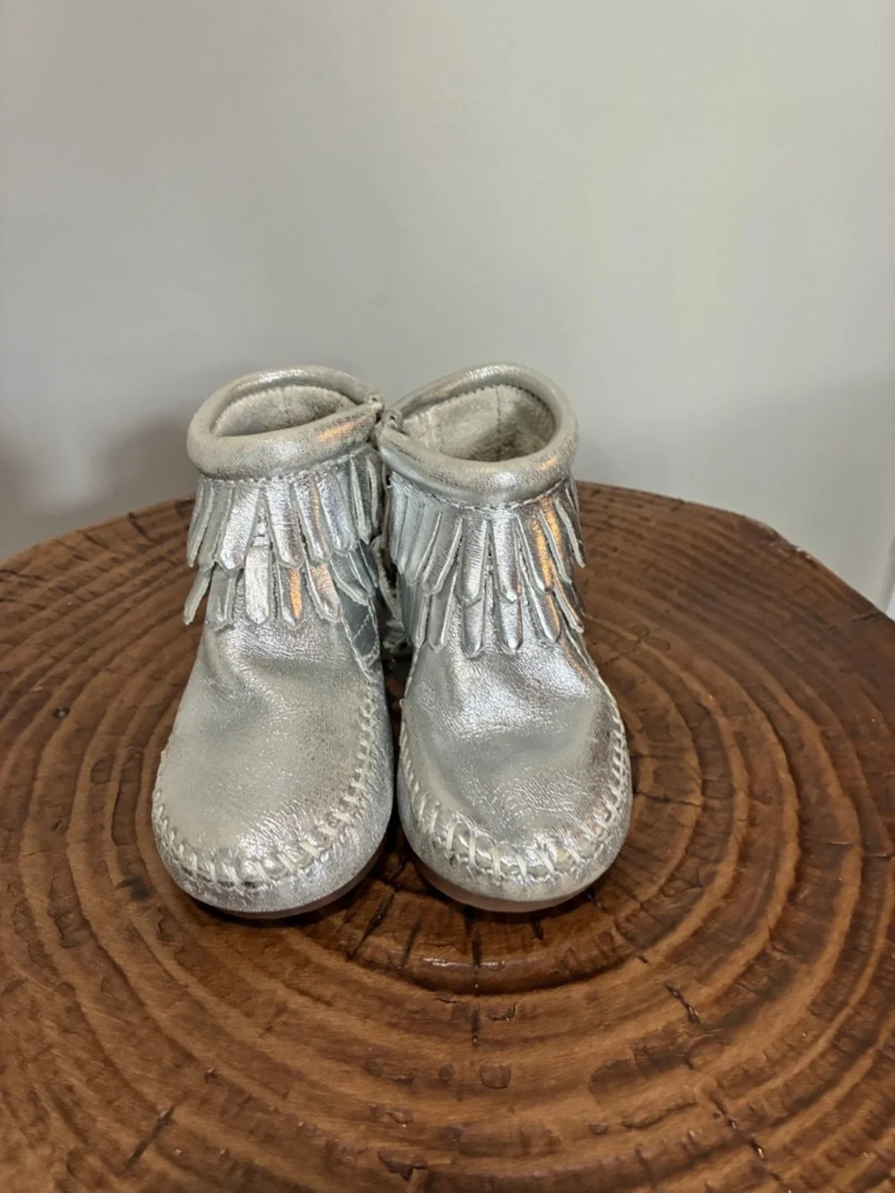 Minnetonka Toddler Size 4 Double Fringe Silver Leather Zip Up Moccasin NWOT
